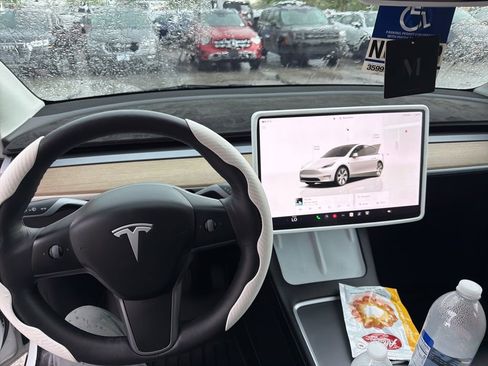 Used 2022 Tesla Model Y Long Range image 43