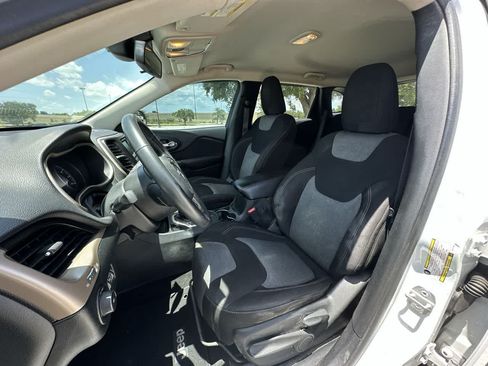 Used 2014 Jeep Cherokee Latitude FWD image 16