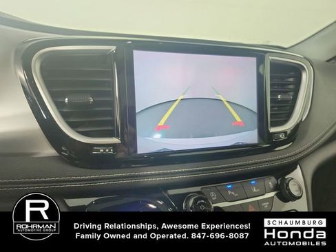 Used 2025 Chrysler Pacifica Limited FWD image 8