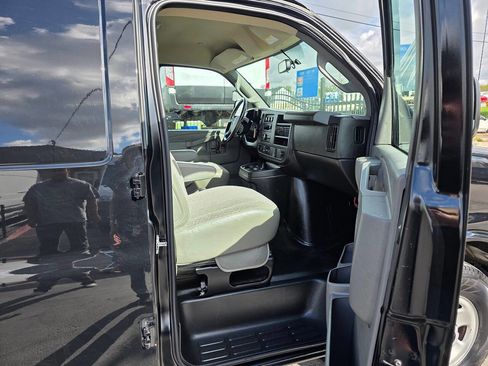 Used 2023 GMC Savana 3500 Extended w/ Driver Convenience Package image 19