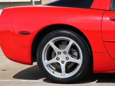 Used 2004 Chevrolet Corvette Coupe w/ Preferred Equipment Group RWD image 16