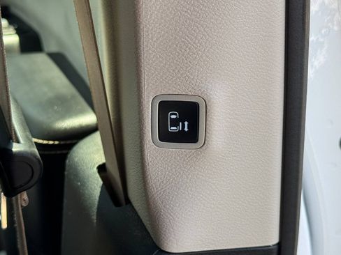 Used 2024 Chrysler Pacifica Limited FWD image 15