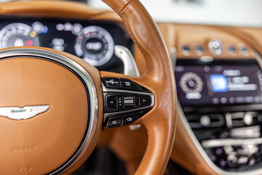 Used 2021 Aston Martin DBX AWD/4WD image 27