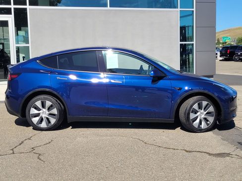 Used 2022 Tesla Model Y Long Range AWD/4WD image 3