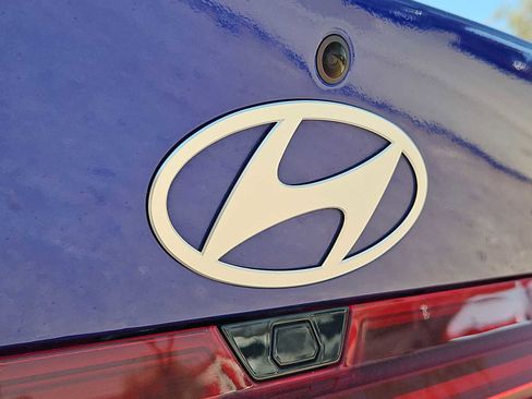 Certified 2025 Hyundai Elantra SEL FWD image 11