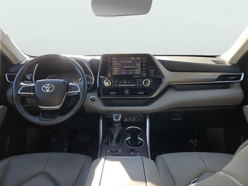 Used 2022 Toyota Highlander XLE AWD/4WD image 3