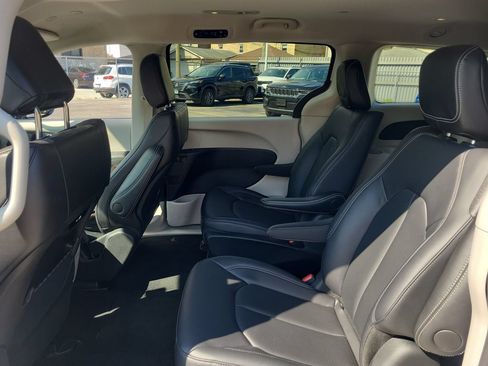 Certified 2024 Chrysler Pacifica Limited FWD image 10