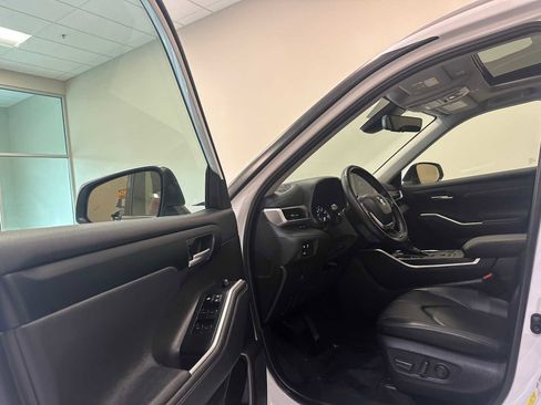 Used 2023 Toyota Highlander XLE AWD/4WD image 22