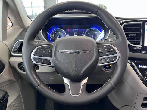 Used 2024 Chrysler Pacifica Touring-L FWD image 5