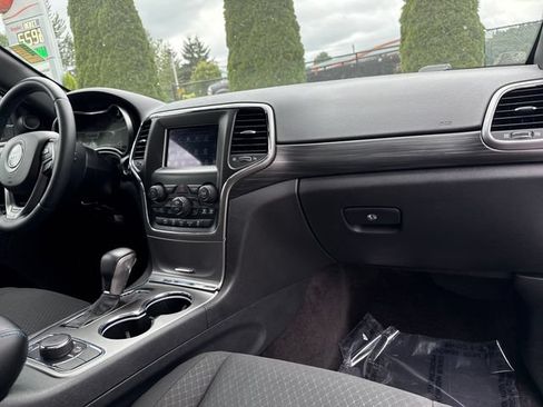Used 2019 Jeep Grand Cherokee Laredo AWD/4WD image 25