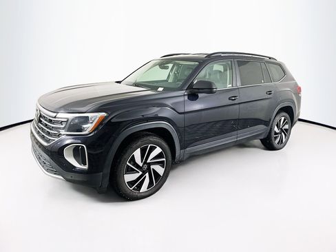 Used 2025 Volkswagen Atlas SE image 3