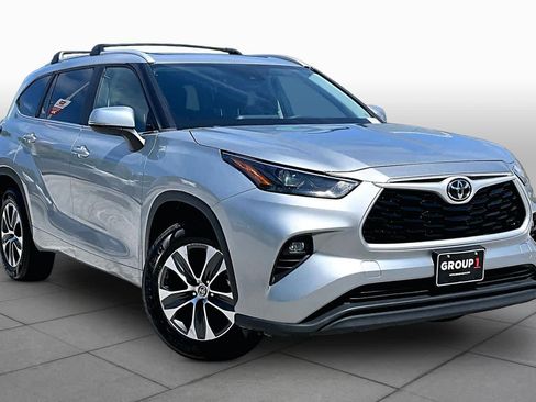 Used 2023 Toyota Highlander XLE AWD/4WD image 3