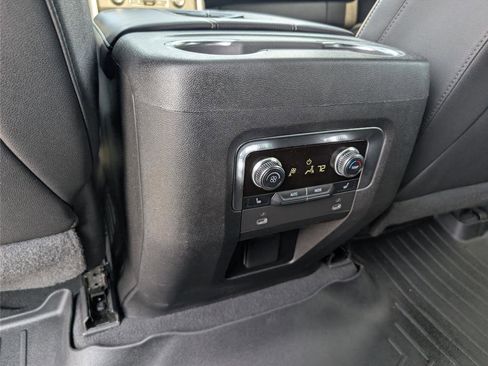 Used 2022 GMC Yukon SLT w/ SLT Premium Package image 31