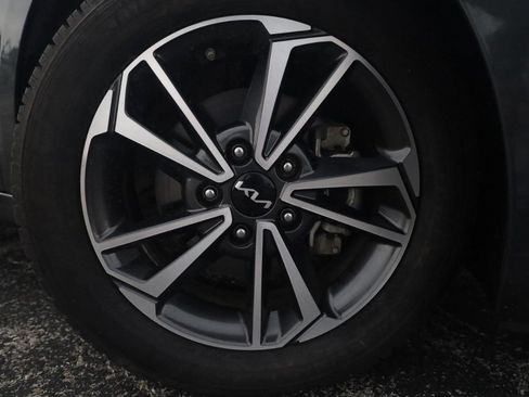 Used 2022 Kia Forte LXS FWD image 2