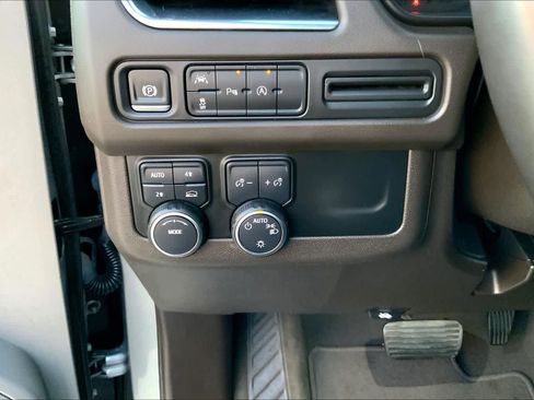 Used 2024 Chevrolet Suburban LT image 28