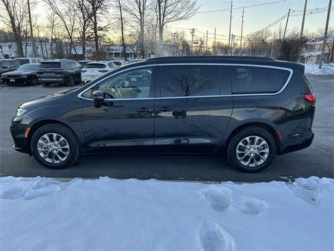 Used 2022 Chrysler Pacifica Touring-L image 5