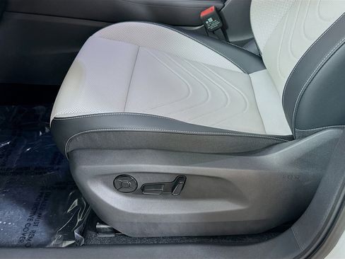 New 2025 Volkswagen Tiguan SE image 18