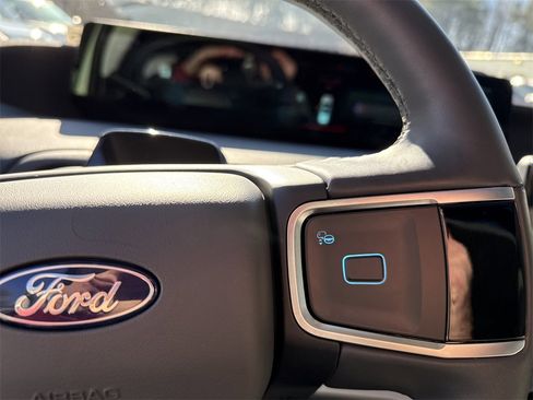 Used 2025 Ford Expedition Active image 29