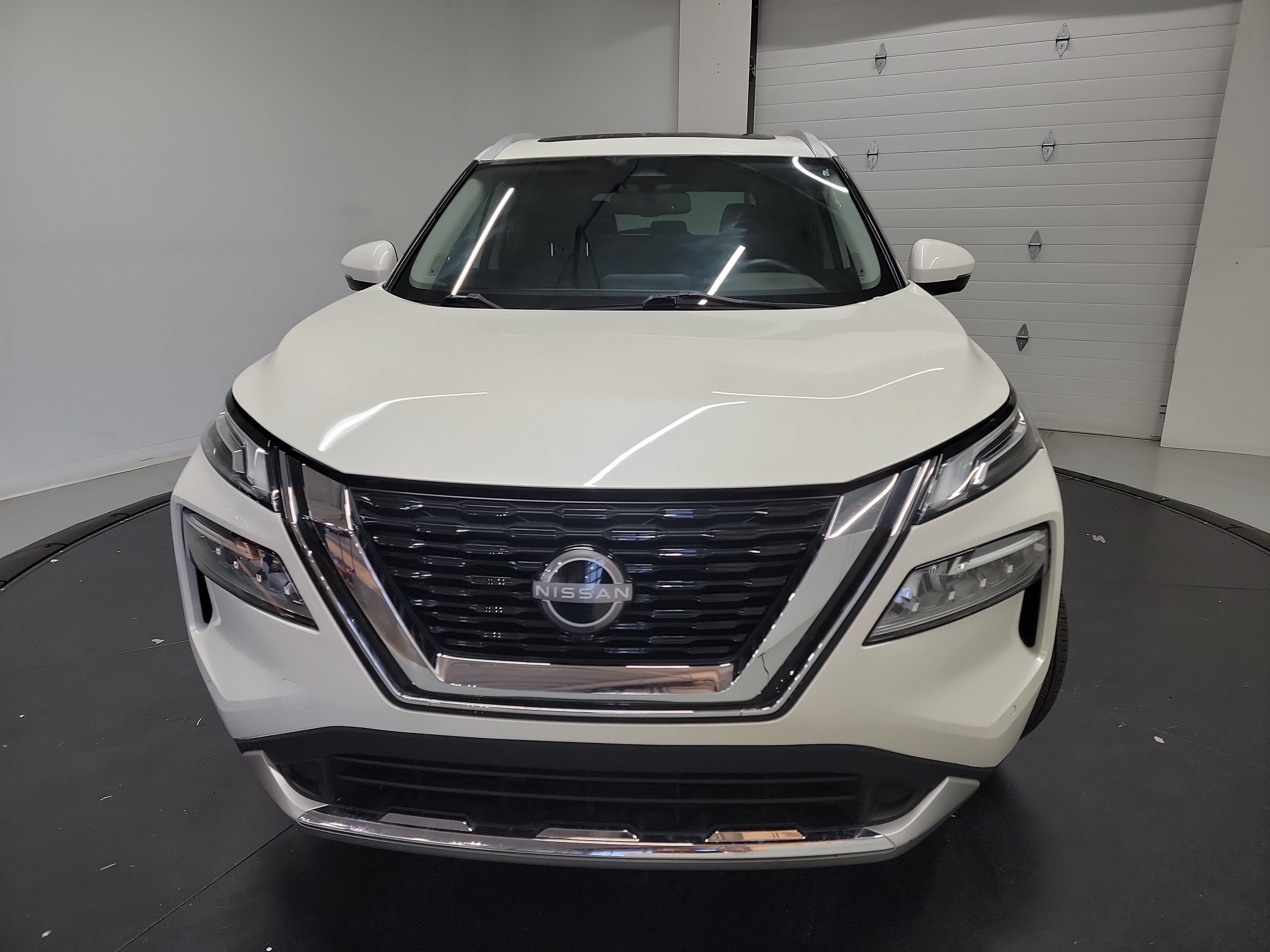 Used 2023 Nissan Rogue Platinum FWD image 2