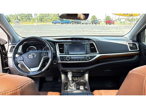 Certified 2019 Toyota Highlander Limited Platinum AWD/4WD image 36