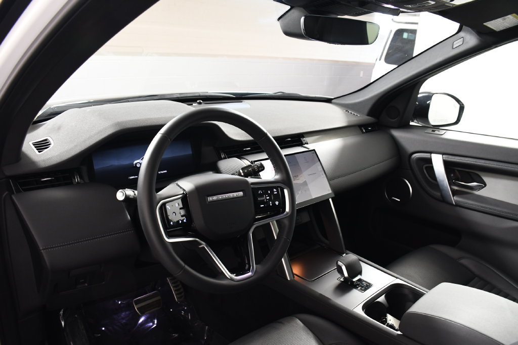 Certified 2025 Land Rover Discovery Sport Dynamic SE AWD/4WD image 12