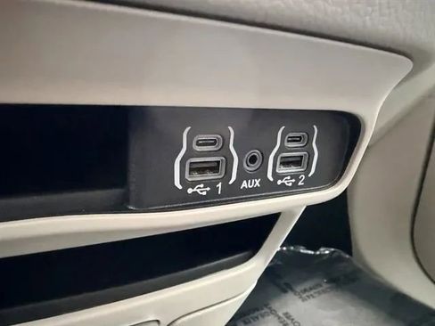 Used 2024 Chrysler Pacifica Touring-L FWD image 40