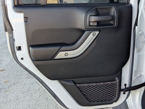 Used 2017 Jeep Wrangler Unlimited Sahara w/ Connectivity Group image 13