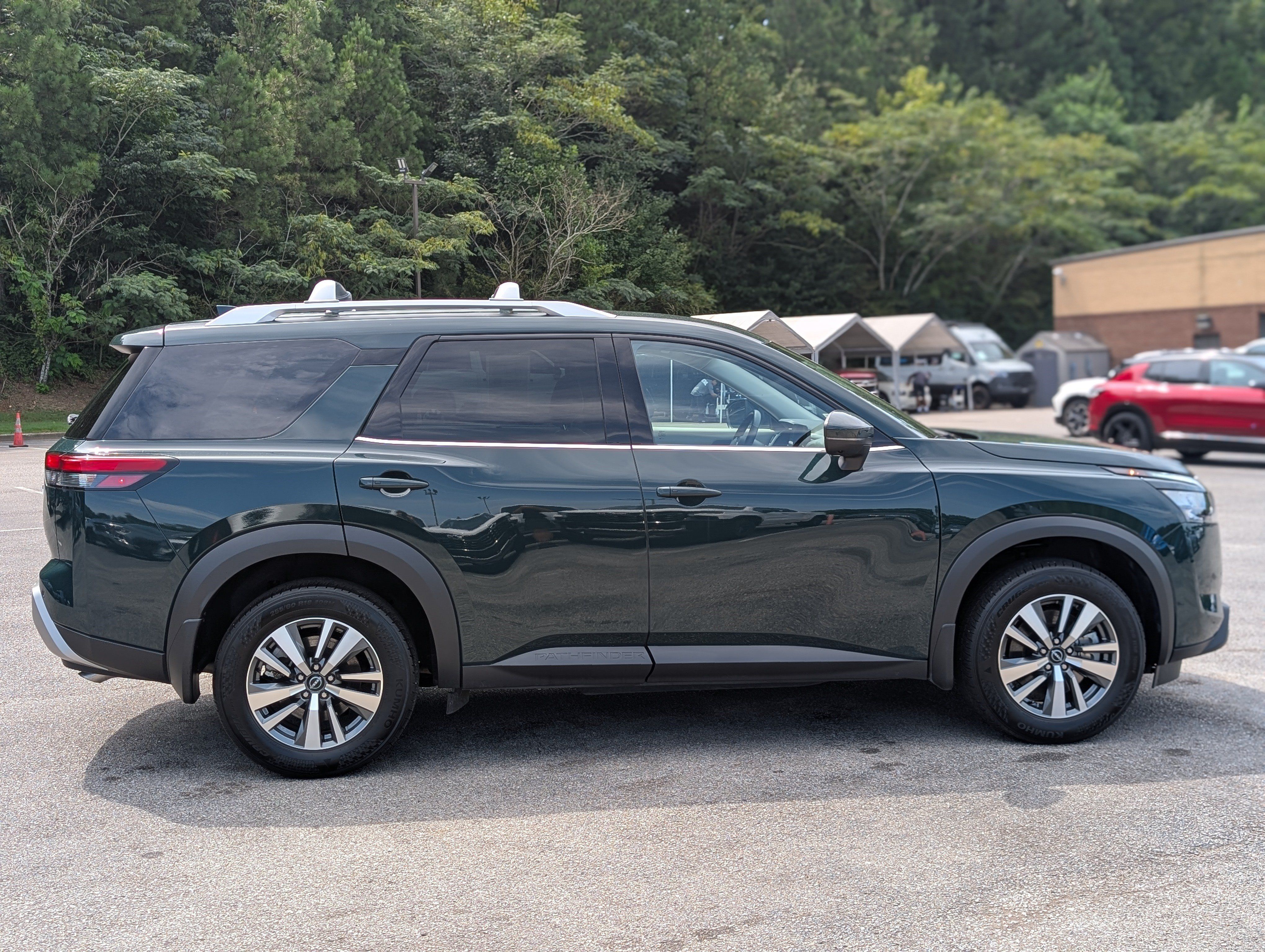 Used 2025 Nissan Pathfinder SL AWD/4WD image 10