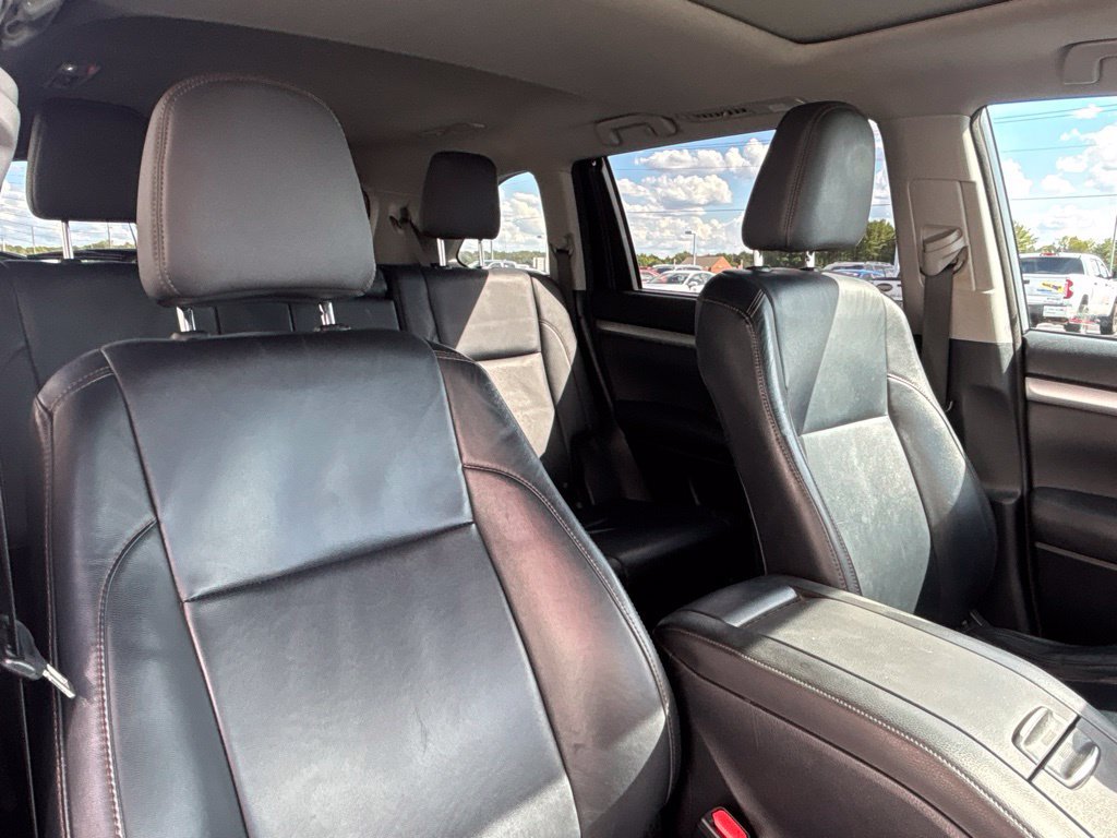 Used 2014 Toyota Highlander XLE FWD image 18