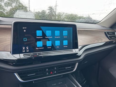 Used 2024 Volkswagen Atlas SE image 12