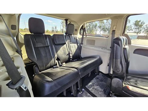 Used 2015 Chrysler Town & Country Touring image 18