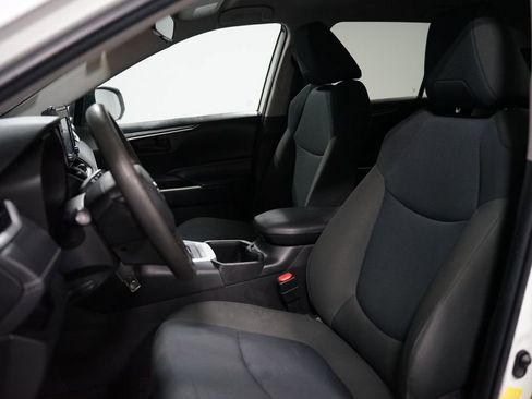 Used 2022 Toyota RAV4 LE AWD/4WD image 6