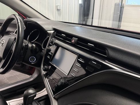 Used 2018 Toyota Camry SE FWD image 18