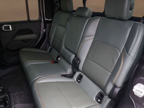 Used 2024 Jeep Gladiator Mojave AWD/4WD image 22