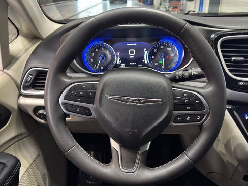 Used 2023 Chrysler Pacifica Touring-L FWD image 24