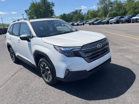 Used 2025 Subaru Forester Premium AWD/4WD image 2