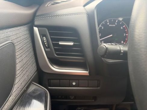Used 2023 Nissan Rogue SV AWD/4WD image 19