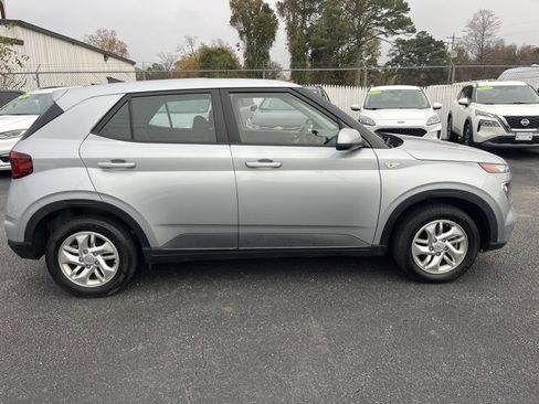 Used 2021 Hyundai Venue SE image 5