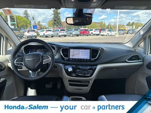 Used 2024 Chrysler Pacifica Select image 10