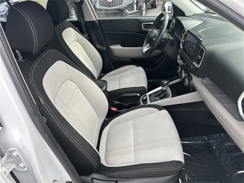 Used 2024 Hyundai Venue SEL image 28