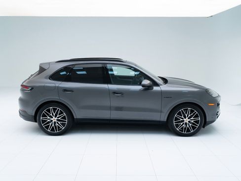 Certified 2025 Porsche Cayenne GTS AWD/4WD image 8