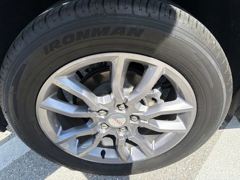 Used 2022 GMC Terrain SLT w/ Tech Package FWD image 11