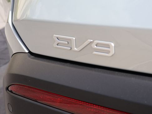 Used 2026 Kia EV9 Light RWD image 8