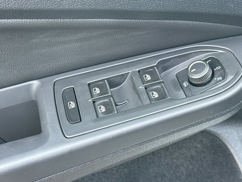 Used 2022 Volkswagen Golf R image 12