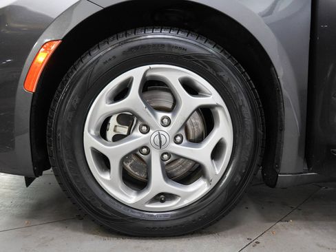 Used 2023 Chrysler Pacifica Limited FWD image 31