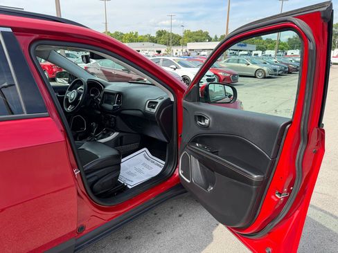 Used 2021 Jeep Compass Latitude w/ Sun and Sound Group AWD/4WD image 9
