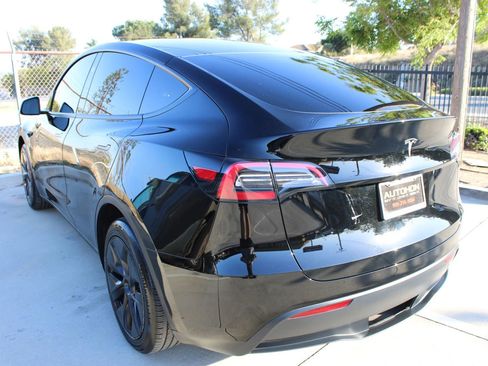 Used 2024 Tesla Model Y 2WD image 8