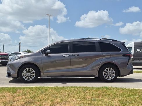Used 2024 Toyota Sienna XLE FWD image 9