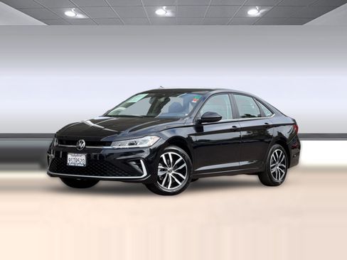 Used 2025 Volkswagen Jetta SE FWD image 2