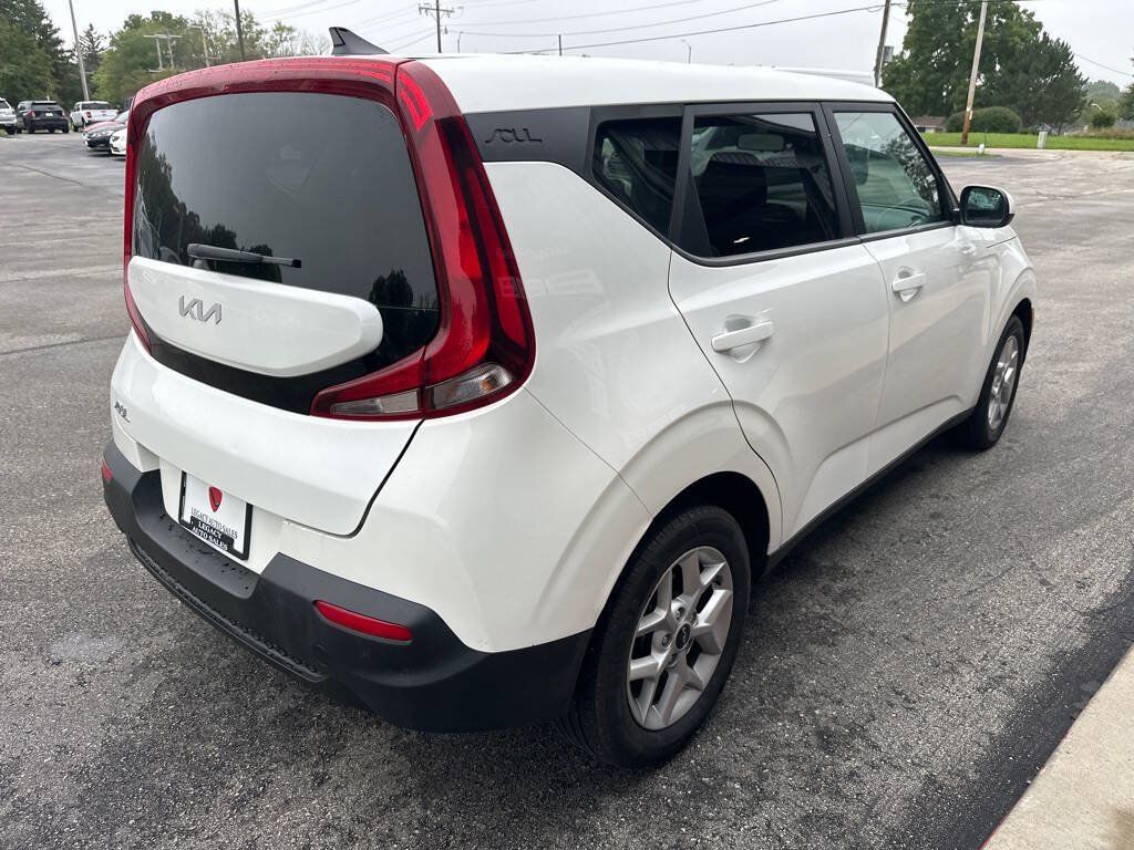 Used 2022 Kia Soul LX w/ Technology Package FWD image 5